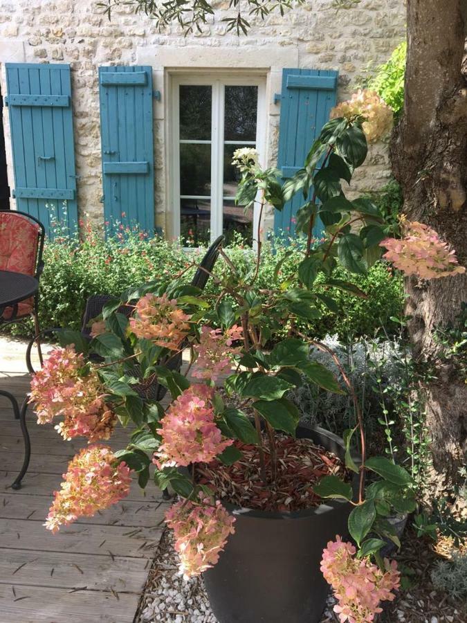 La Chaumeauniere Bed and Breakfast Aigrefeuille-dʼAunis Exteriör bild